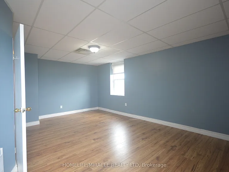 64 Holland St W #1 — Photo 17