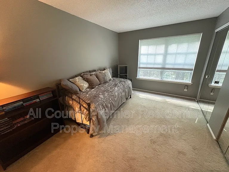 60 Versailles Ct — Photo 12