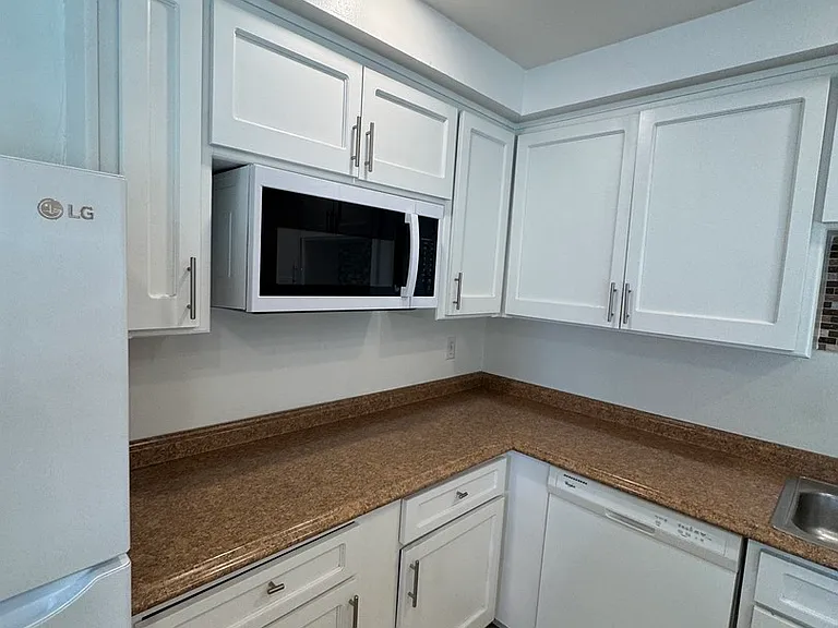 7000 Saranac St #9 — Photo 39