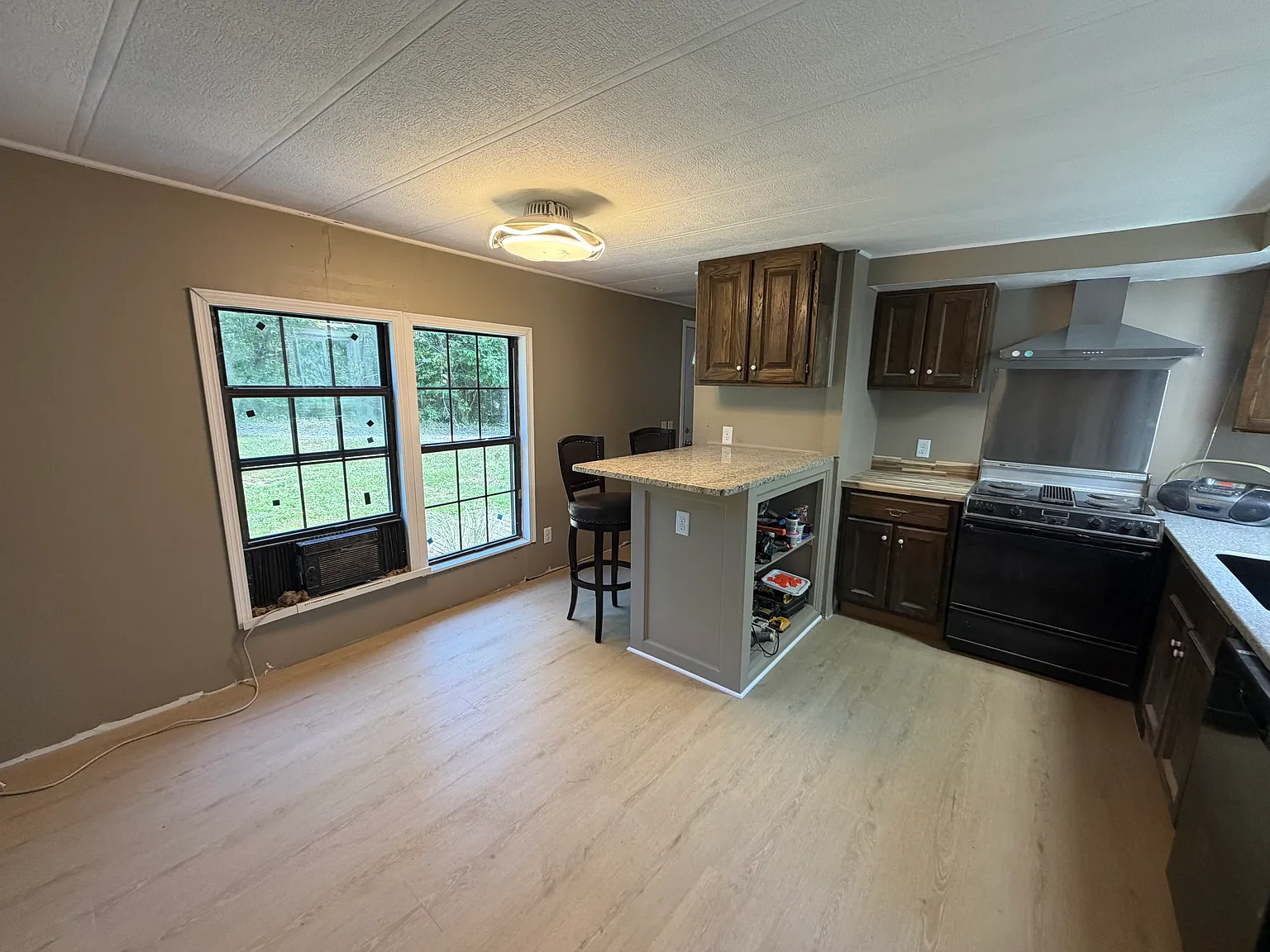 2 bed, 1.5 bath, 900 sqft, $1,375 — Photo 2