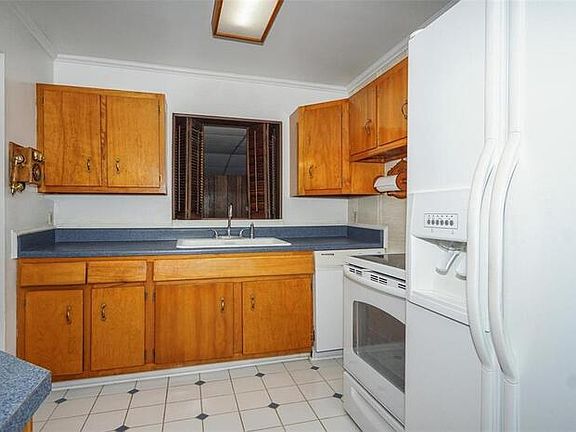 5th image of 10007 N 28th St