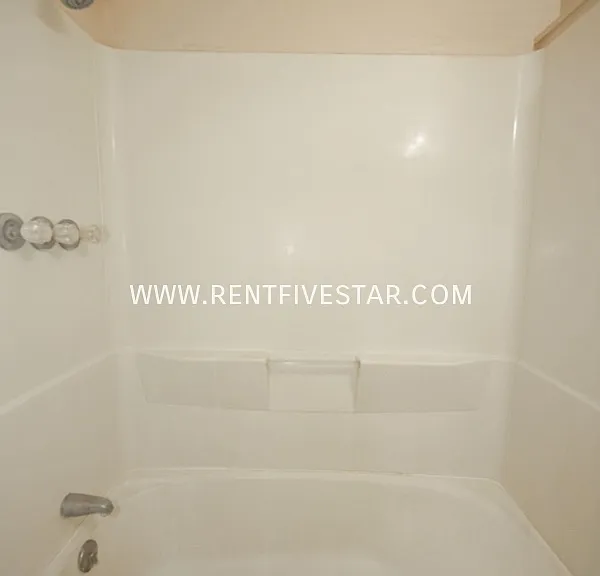 916 E Halliday St — Photo 8