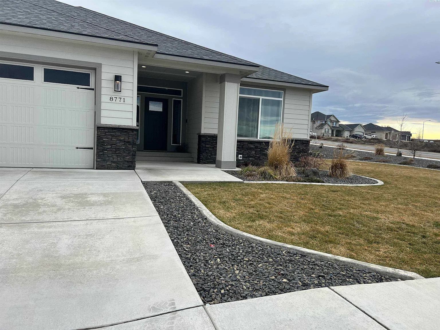 3 bed, 2.0 bath, 2062 sqft, $2,795 — Photo 2