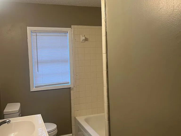 321 Geneva Highway Apts — Photo 8
