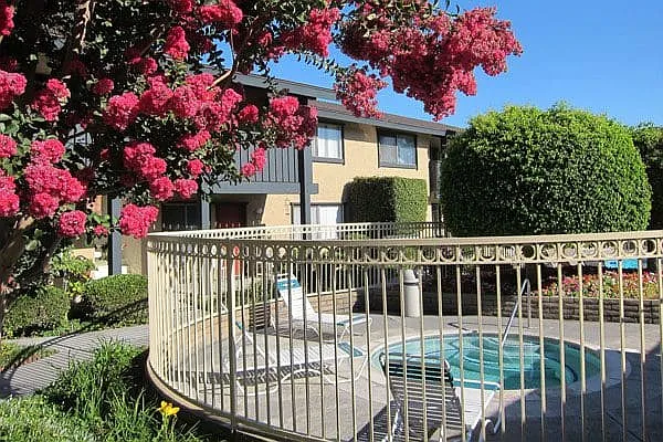 Glen Oaks Apartment Homes