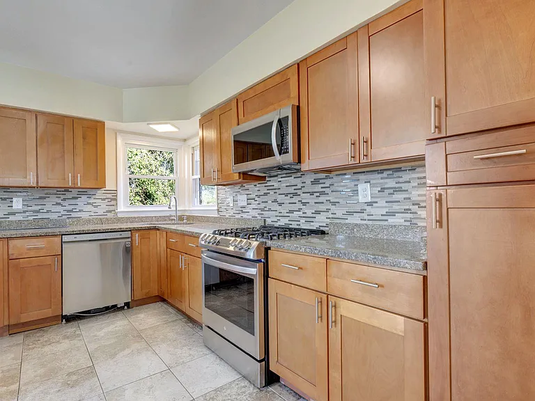 1604 Woodhill Ct — Photo 2