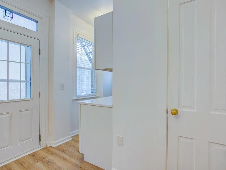 329 E Chestnut St #1 — Photo 19