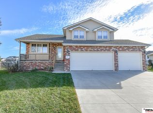 8933 Prairie Village Ct, Lincoln, NE 68507