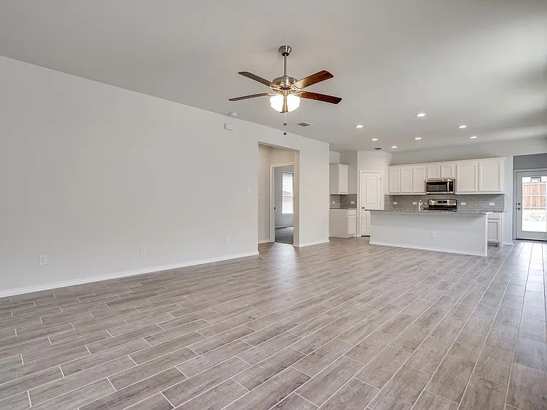 2330 Aspen Hill Dr — Photo 2