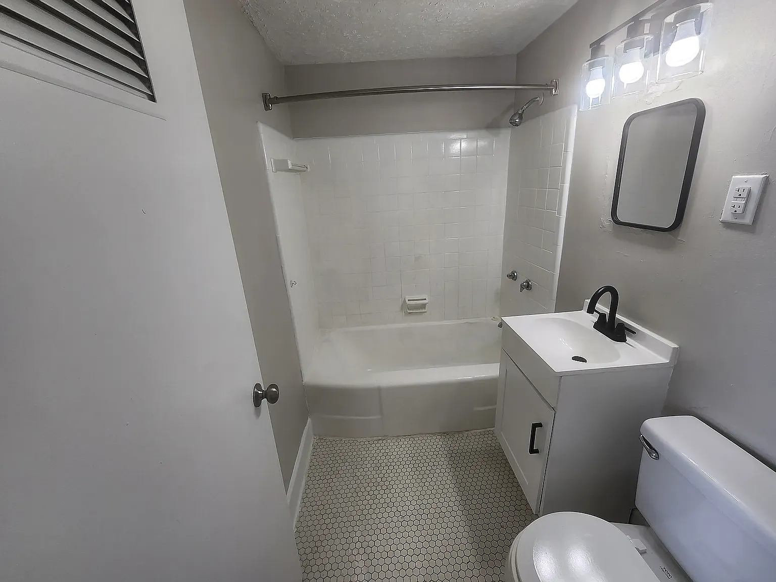 Ashley Towers — Photo 4