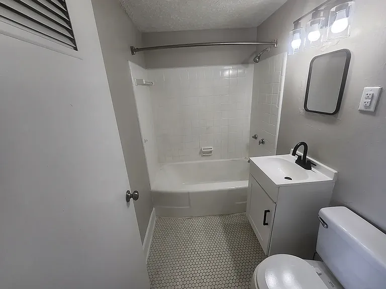 Ashley Towers — Photo 4