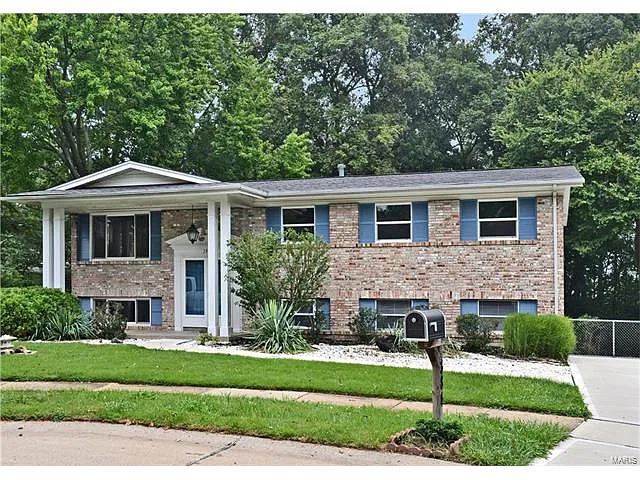384 Crestbury Dr photo 1