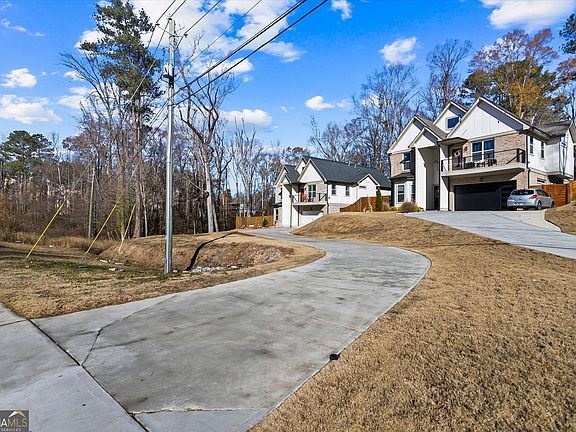 2nd image of 658 Rockbridge Rd