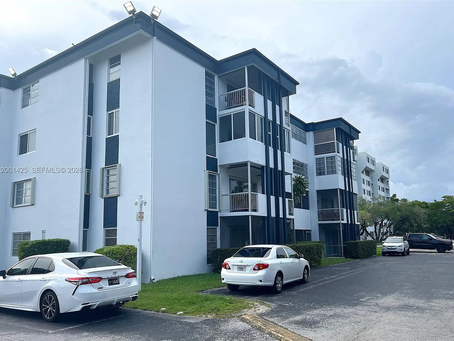 Ken-Dade No 2 Condominium — Photo 1