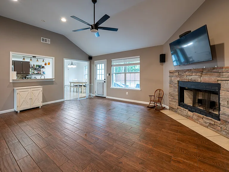 1018 Durban Dr — Photo 4