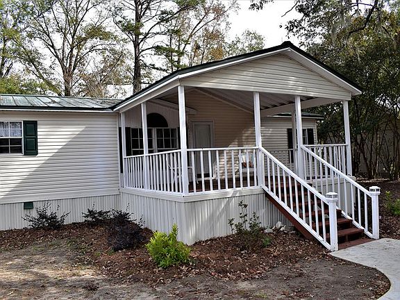 Image 5: Large Comfortable Front Porch