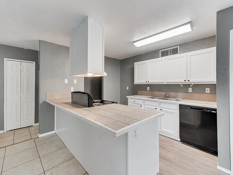 556 Cumberland Dr — Photo 10