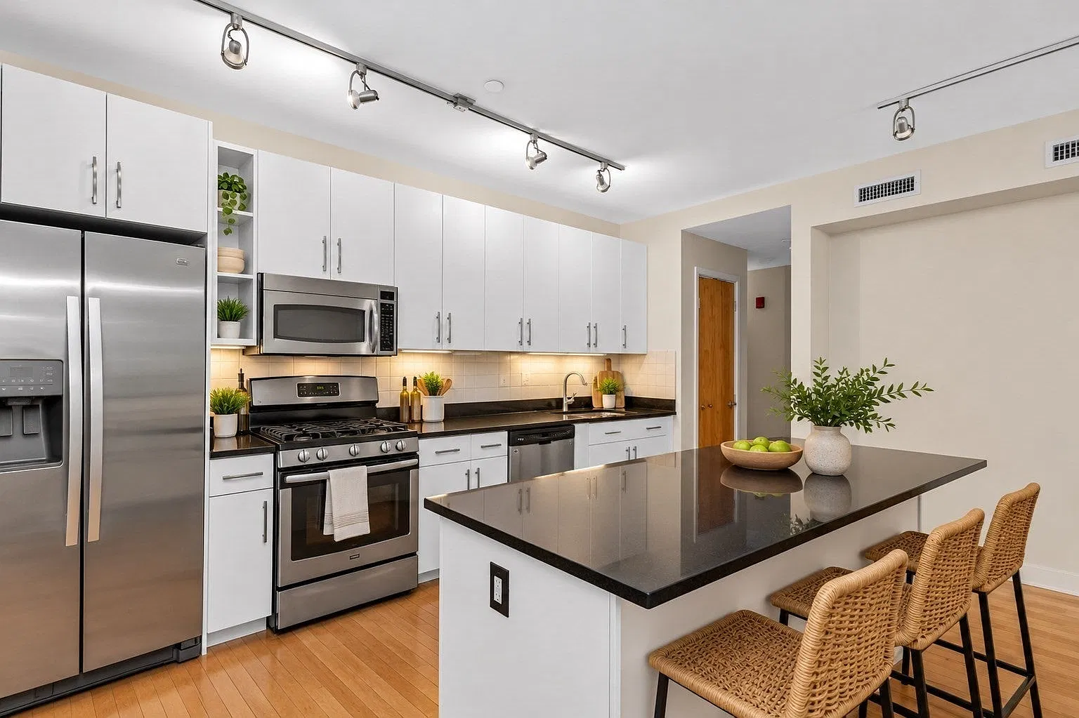 3 bed, 1280 sqft, $4,500 — Photo 3