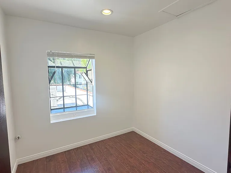 1610 E Chevy Chase Dr #1610 — Photo 6