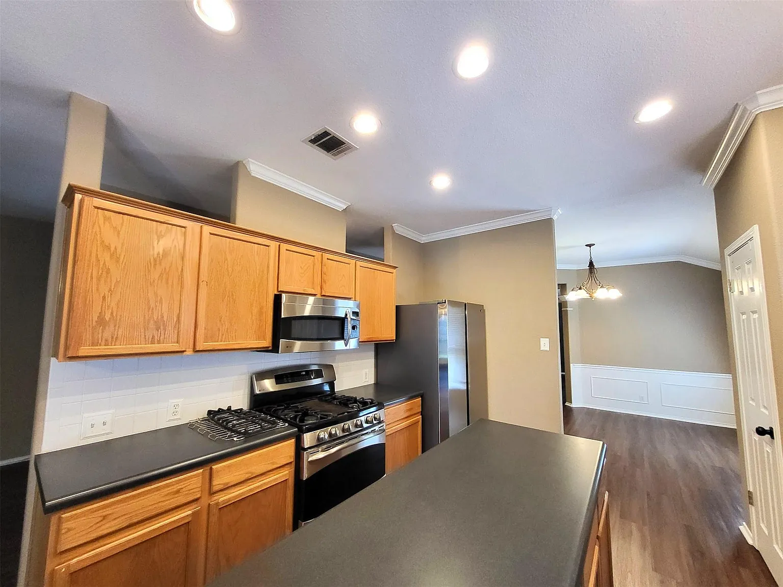 4 bed, 2.0 bath, 2114 sqft, $2,200 — Photo 4
