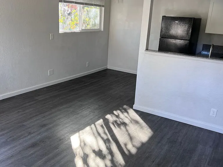 2705 Akard Ave — Photo 5