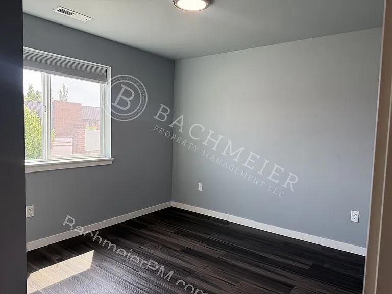 151 SW Nye Ave — Photo 15