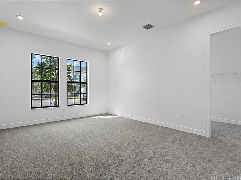 870 SW Newfield Ave — Photo 10