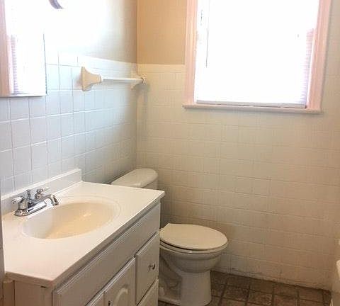 4th image of 1027 W Church St