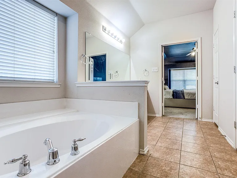9800 Old Field Dr — Photo 8