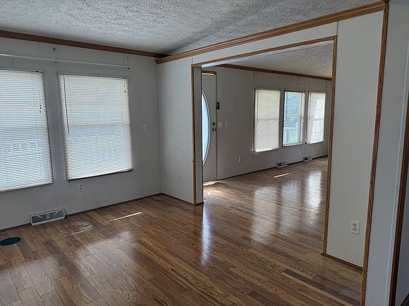 4th image of 104 College St S