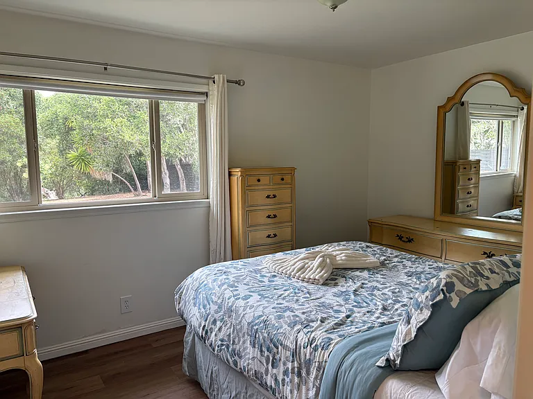Bedroom 2 (Q)