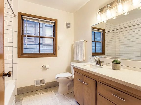 Full Bathroom 1