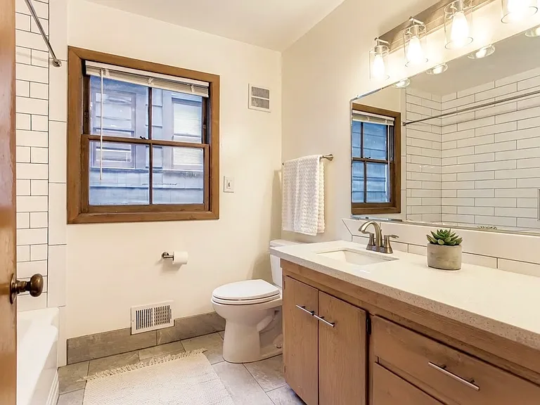 Full Bathroom 1