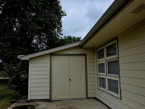 3rd image of 319 14th Ave W
