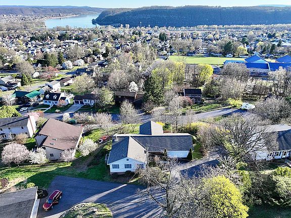 2nd image of 39 Elliott Dr