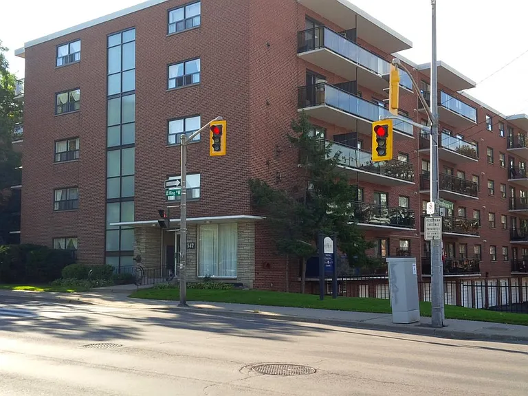 547 King St W — Photo 2