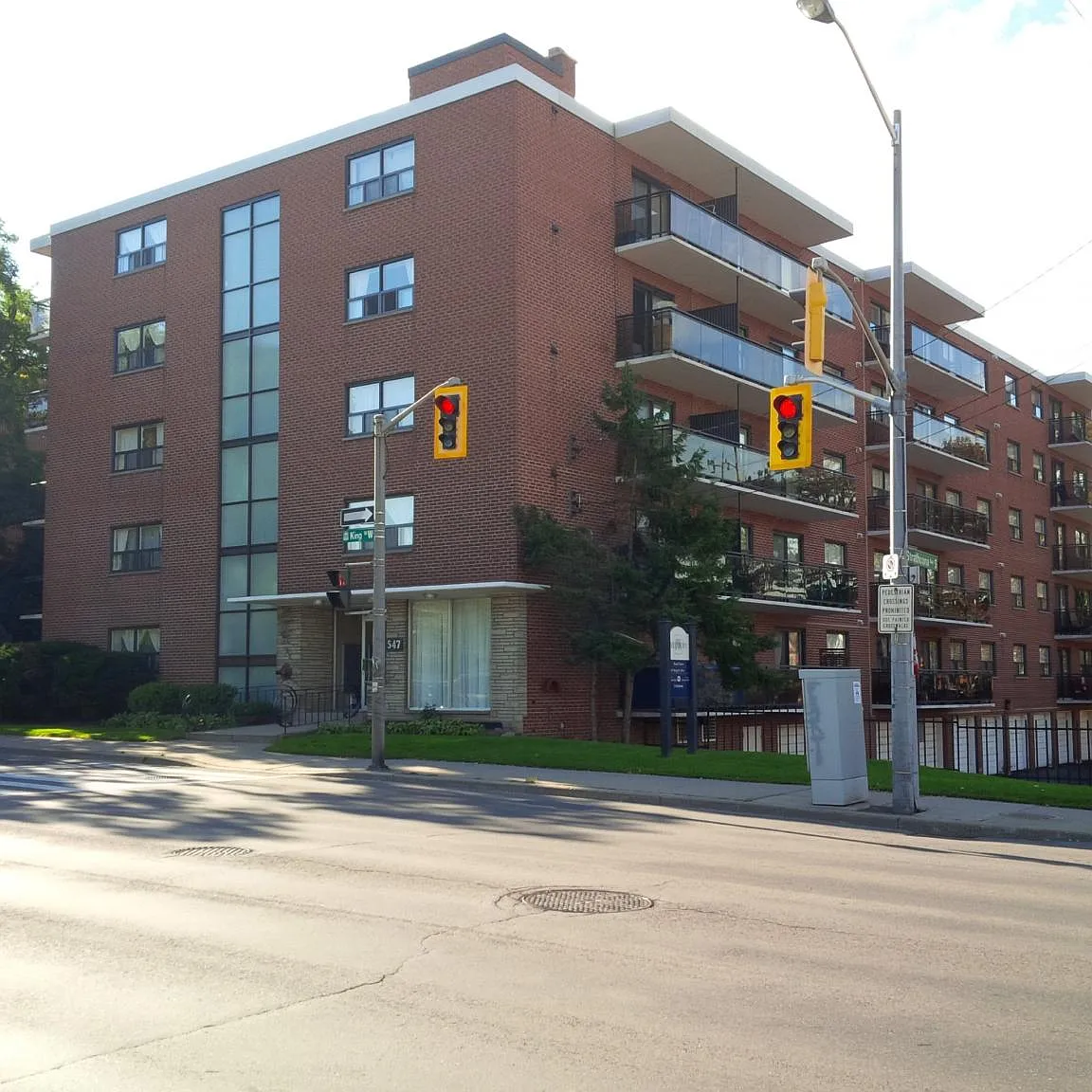 Building Photo - 547 King St W