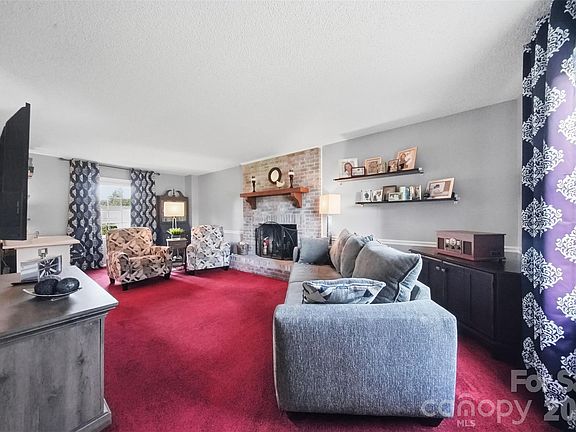 4th image of 634 Carson Rd