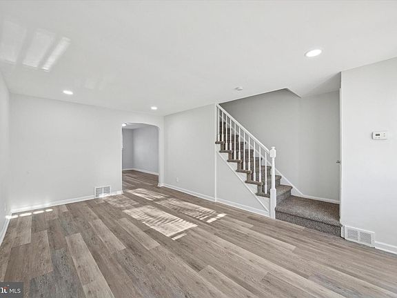 3rd image of 1037 Taylor Dr