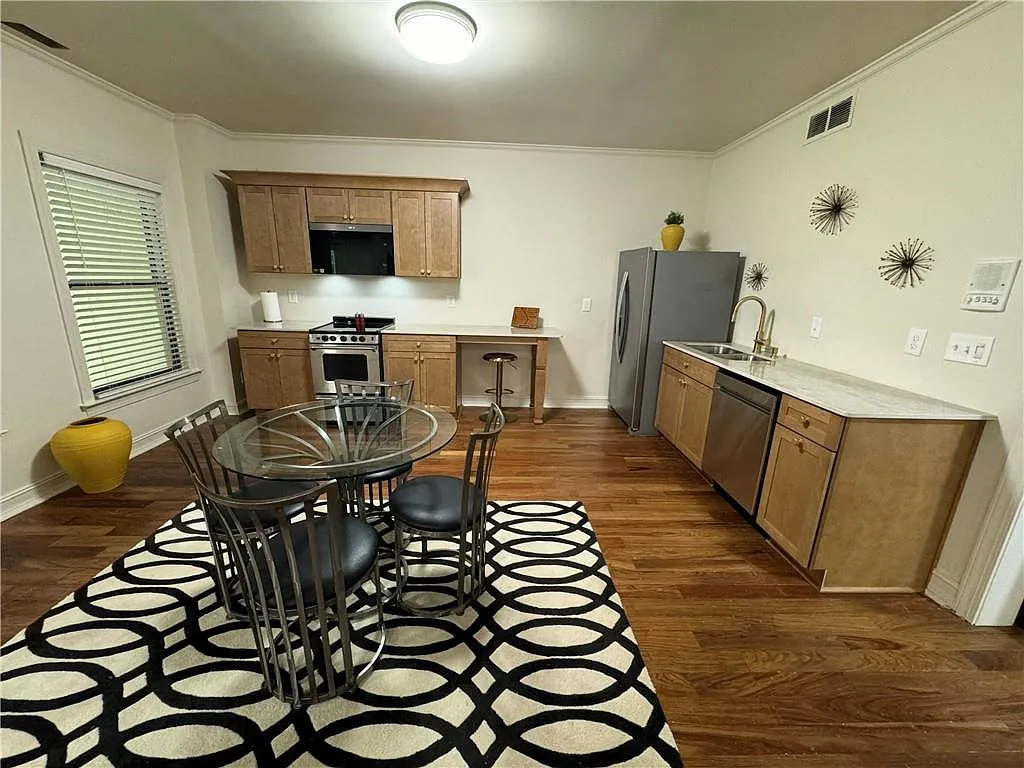 1 bed, 1.0 bath, 4801 sqft, $1,700 — Photo 3