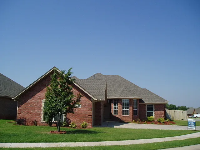 Community Pool - 3 Beds + Office - Corner Lot - Edmond Schools — Photo 1