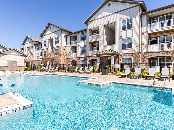 Resort-style Swimming Pool