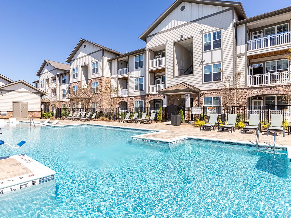Resort-style Swimming Pool