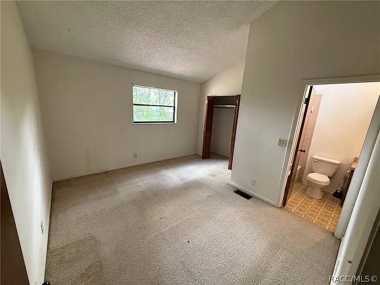 2318 Colby St — Photo 11