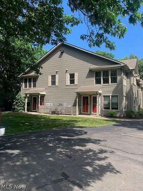 1st image of 4050 Woodlands Dr #4