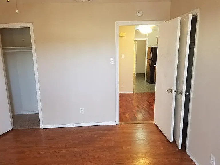711 Royal Crest Dr — Photo 5