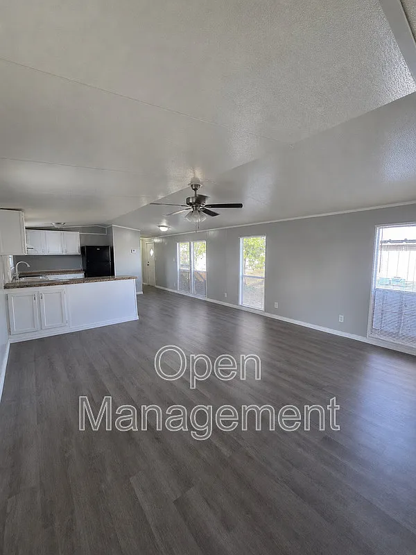 3 bed, 2.0 bath, 1216 sqft, $1,074 — Photo 3