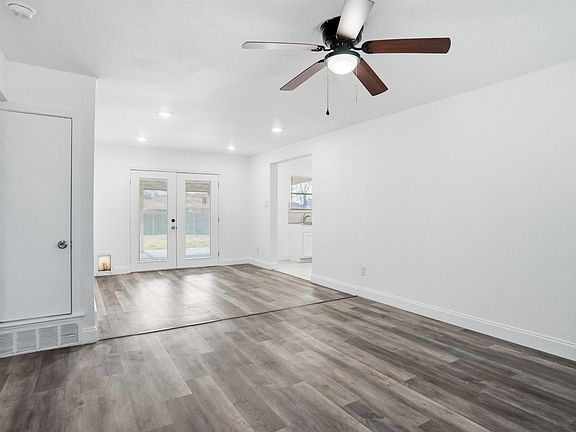 2nd image of 3822 Calgary Ct E