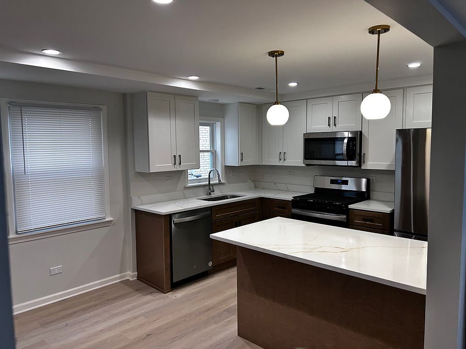 Brand New Eat-in Kitchen with Diswasher and Quartz counters