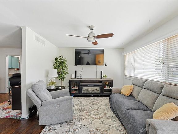5th image of 1001 N Walker Ln